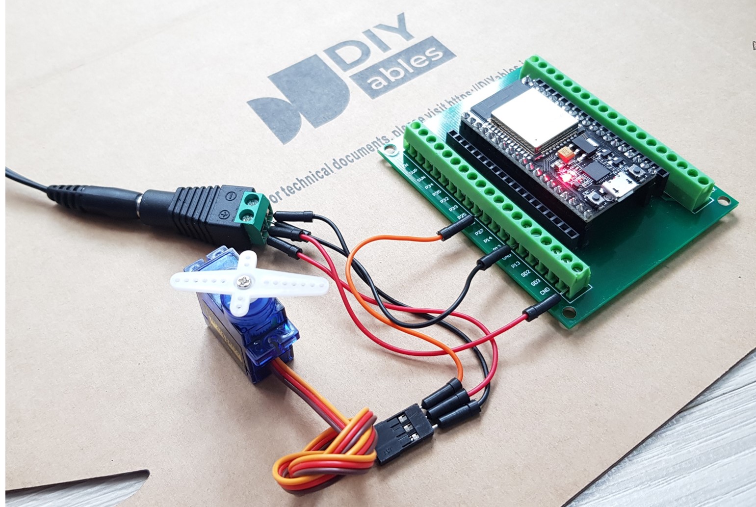 ESP32 servo motor power supply wiring diagram